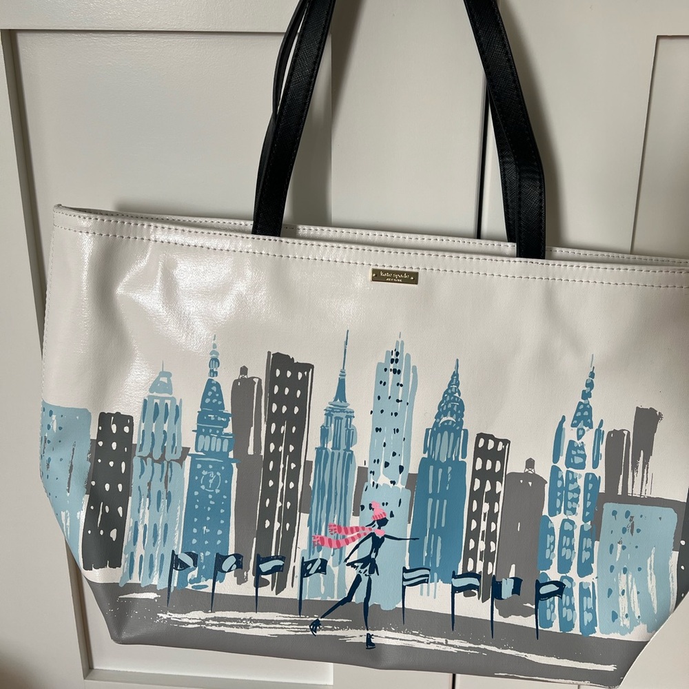Kate Spade NYC winter scene bag. Perfect condition. never used.